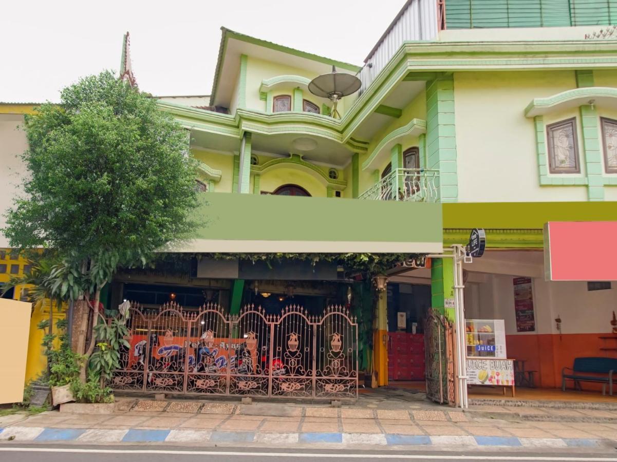 Oyo Life 3103 Opo Homestay & Kost Malang Luaran gambar