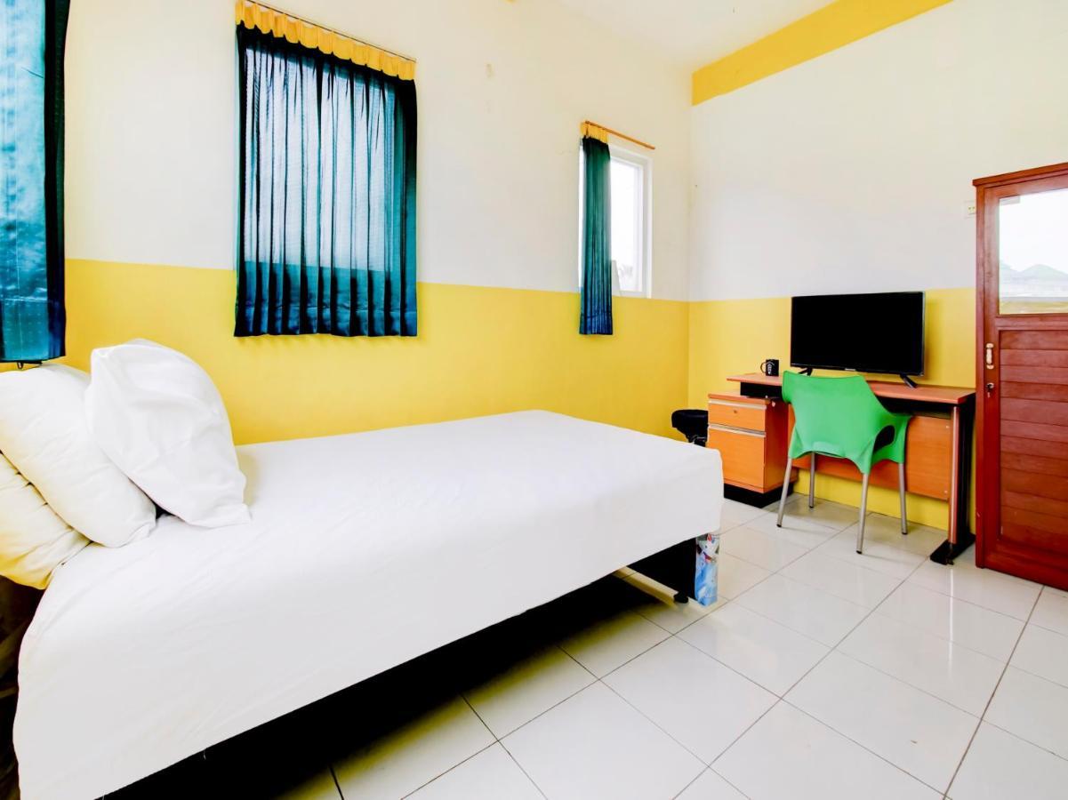 Oyo Life 3103 Opo Homestay & Kost Malang Luaran gambar