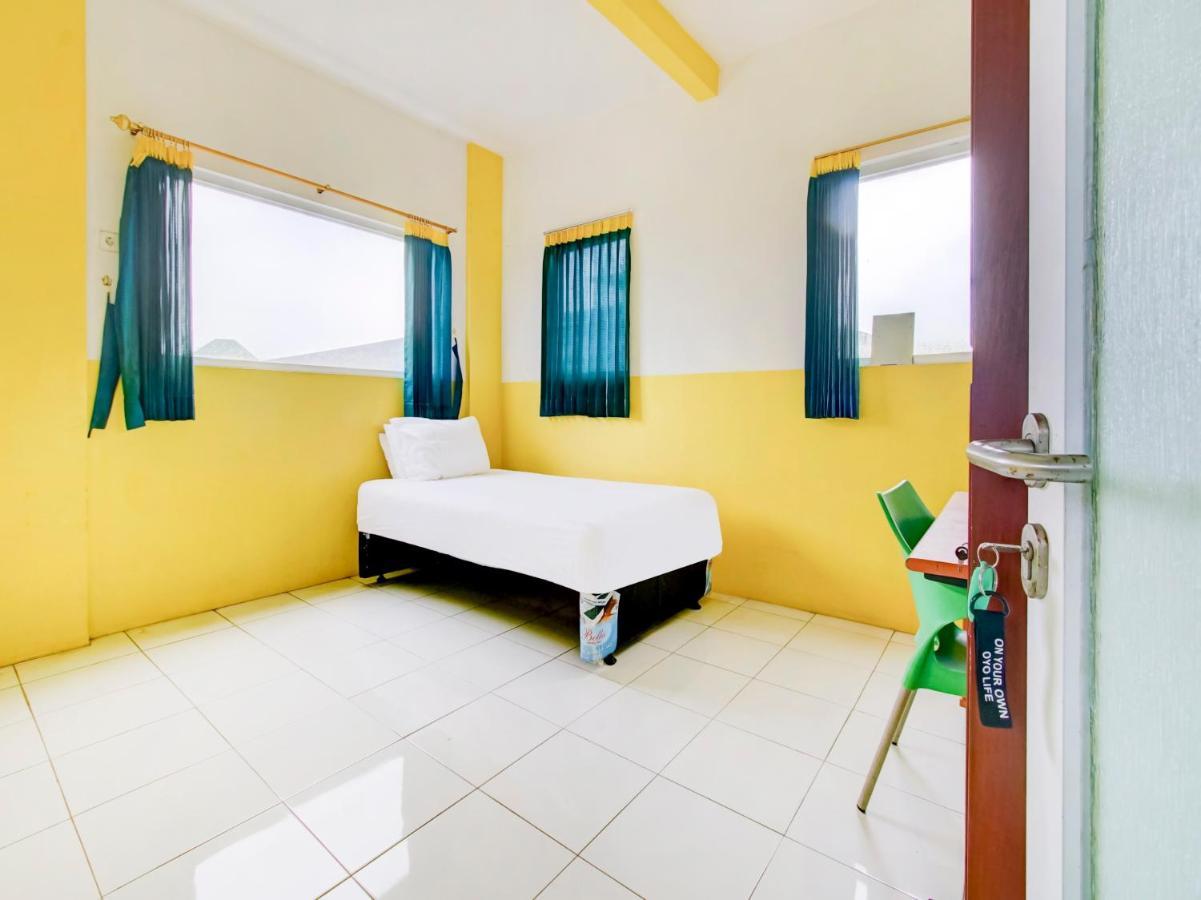 Oyo Life 3103 Opo Homestay & Kost Malang Luaran gambar