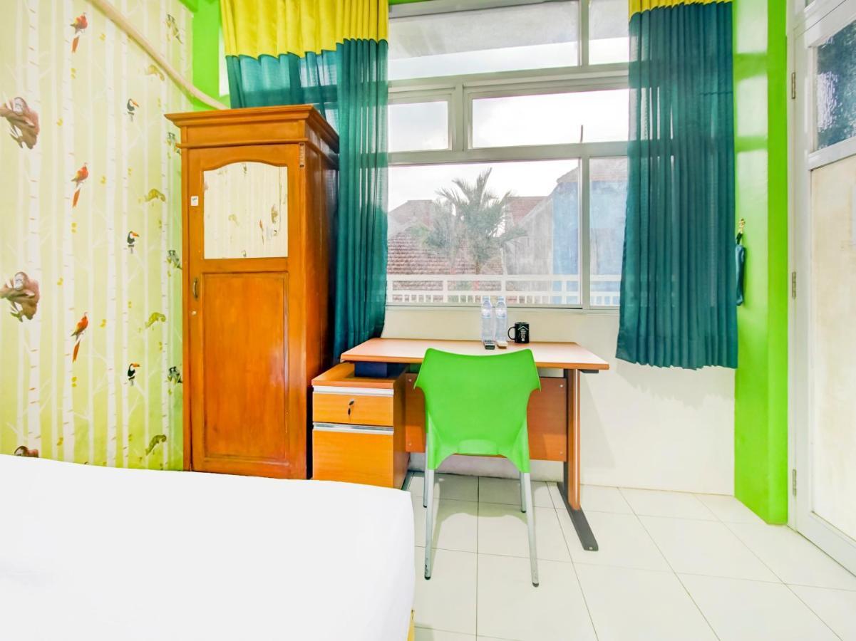 Oyo Life 3103 Opo Homestay & Kost Malang Luaran gambar